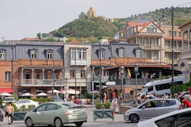 Tiflis, Gürcistan - 7 Haziran 2019: Tiflis 'in merkezindeki meydanda güzel restore edilmiş binalar. Yaz mevsiminde birçok araba ve turist. Şehir manzarası, eski Meidan Oteli.