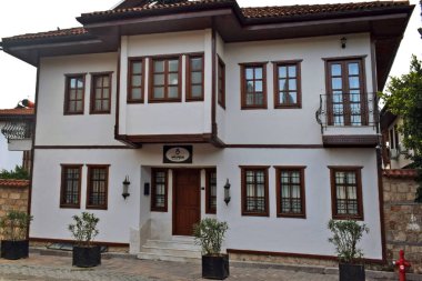 Antalya, Türkiye - 1 Eylül 2017: Balkon ve ahşap pencereli beyaz geleneksel konut binası. Kaleici 'de bir ev, şehrin tarihi merkezi.. 