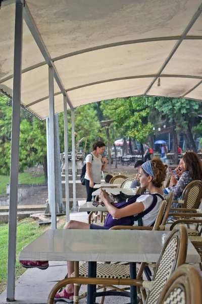 Antalya Turquía Septiembre 2017 Gente Café Bebe Durante Lluvia Los — Foto de Stock
