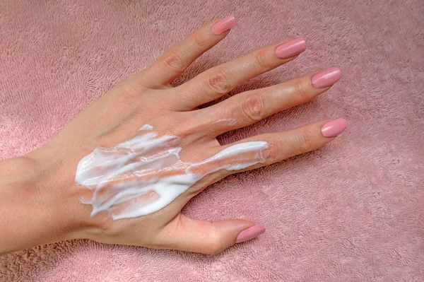 Mão Feminina Com Pomada Branca Vista Superior Mão Com Esmalte — Fotografia de Stock
