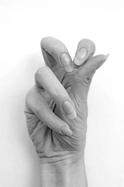 Weibliche Hand Mit Langen Nägeln Schwarz Weiß Foto Schiefe Finger — Stockfoto