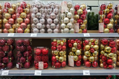 Noel ağacını süslemek için toplar. Noel topları plastik kaplarda tezgahın üzerinde..