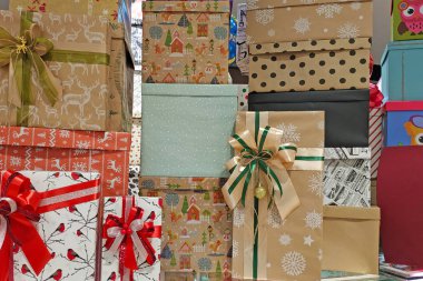 Çok renkli fiyonklu hediye kutuları. Tatil için hediye süslemek için karton kutular. Birçok hediye kutusu birbirinin üstünde duruyor..