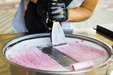 Kızarmış dondurma yapma süreci. Dondurulmuş tavada Tayland usulü kızarmış dondurma. Organik, doğal sarılmış dondurma, el yapımı tatlı. Çelik soğutmalı kızarmış dondurma makinesi..