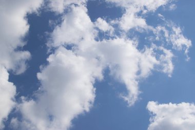 Mavi gökyüzüne karşı büyük kabarık bulutlar. Güneşli hava, yaz mevsimi. Parlak mavi gökyüzü. otonimsi bulutlar