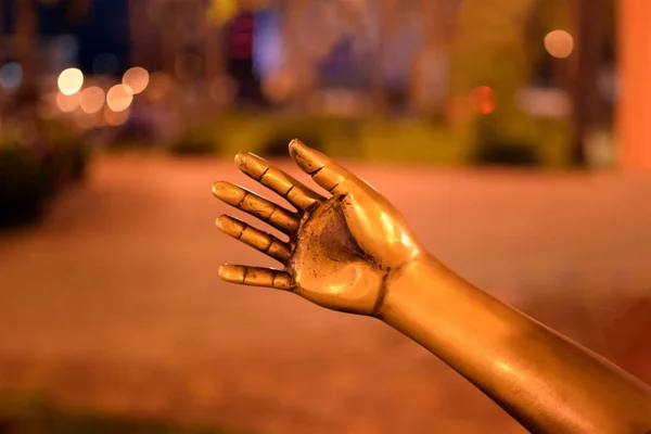 Fragmento Mão Uma Estátua Uma Mão Bronze Estendendo Para Outra — Fotografia de Stock