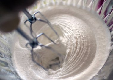 Mikser fırçalamak yumurta albümin şeker, ev yapımı tatlı, hazırlanması ile hazırlamak beyaz krema, şeker protein ile kırbaçlanan