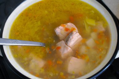 Kırmızı balıklı bir tencerede çorba düşük kalorili, ev yapımı yemekler, sağlık sigortası, balık yemekleri, üst manzara.