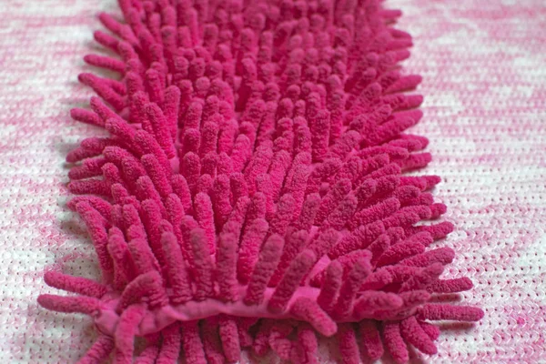 床を洗うためのマイクロファイバーでモップのためのピンクの柔らかいノズル 家の中で掃除します 清掃サービス 清潔な床 — ストック写真