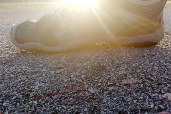 Ακτίνες Του Ήλιου Τρέχει Παπούτσια Στο Φόντο Της Ασφάλτου Πρωί — Φωτογραφία Αρχείου