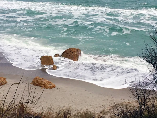 Uma Vista Mar Partir Uma Praia Areia Rochas Ondas Dia — Fotografia de Stock