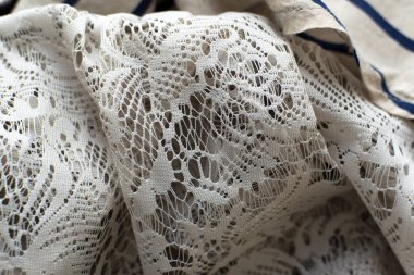 Gri dantel kumaş, etek için şeffaf astar. Dantel kumaştan bir parça, dikiş dikmek için bir parça tekstil.