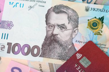Ukrayna para birimi 2019. Bin tane Uah banknotu ve bir parça da plastik kart. Yukarıdan 1000 Hryvnia görünümü