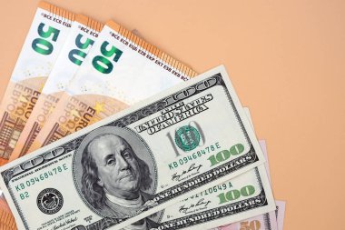 50 euro ve 100 dolarlık banknotlar. İki farklı para birimi. Banknotlar arka plan.
