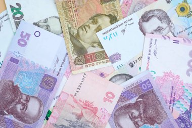Ulusal Ukrayna para birimi Hryvnias 'tadır. Ukrayna banknotları üst görünüm arka planı. Farklı mezheplerden Ukrayna para birimi.