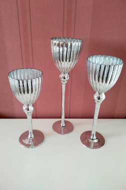 Bir bacağa üç metal şamdan. Yatağın yanındaki şifoniyerin üzerindeki mumlar için. İç dekorasyon için ayrıntılar.