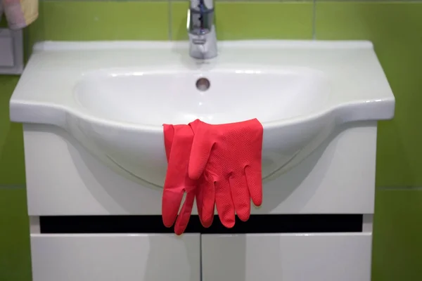 Guantes Goma Rojos Lavabo Blanco Baño Limpieza Baño — Foto de Stock