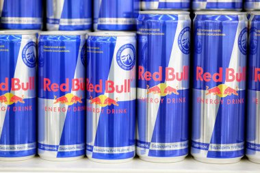 Kharkiv, Ukrayna - 1 Aralık 2019: Red Bull Klasik Enerji İçeceği Kutuları. Kızıl Boğa Avusturyalı enerji içeceği şirketi. Teneke kutu enerji içeceği..