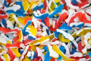 Renkli jöleli şekerler üst manzara. Lezzetli marmelat. Balığın mavi, sarı ve kırmızı şeklinde şekerlemeler..