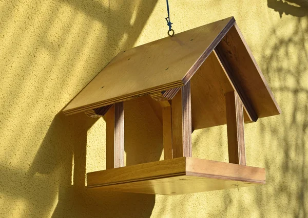 Birdhouse Made Wood Background Yellow Wall House Уход Птицами Холодное — стоковое фото