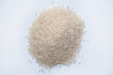 Çiğ, yuvarlak pirinç üst görünümü. Pirinç lapası için Groats. Beyaz arka planda buğulanmış pirinç..