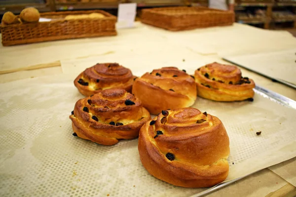 Petits Pains Cuits Four Avec Des Raisins Secs Sur Les — Photo