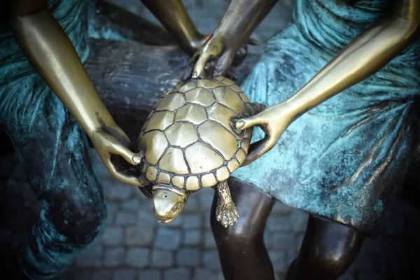 Fragmento Una Estatua Bronce Una Niña Niño Sostienen Una Tortuga —  Fotos de Stock