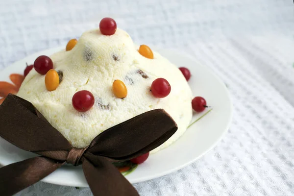 Вкусный Десерт Творогом Рождество Блюдо Творога Ягодами Украшено Белом Фоне — стоковое фото
