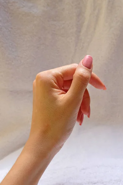 Mão Feminina Sobre Fundo Amarelo Dedos Com Verniz Rosa Unhas — Fotografia de Stock