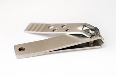 Beyaz arka planda bıçaklar. Tırnak bakımı, manikür ve pedikür için. Metal meme uçları yan görünüm.