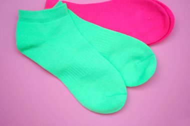 Spor çorapları açık yeşil üst görünüm. Pembe arka planda kadın çorapları. Doğal pamuklu çorap..
