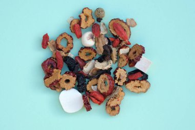 Çin çiçeği - yukarıdan gelen bitki çayı. Kurutulmuş kurt üzümü, yasemin, hanımeli, dut yaprağı ve meyan kökü karışımı. Faydalı ve lezzetli Çin çayı..