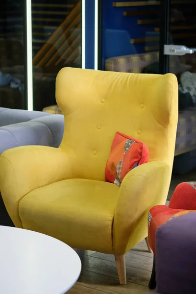 베개달린 부드러운 노란색 안락의자 부드러운 천으로 둘러쌓여 커다란 안락의자 가구는 — 스톡 사진
