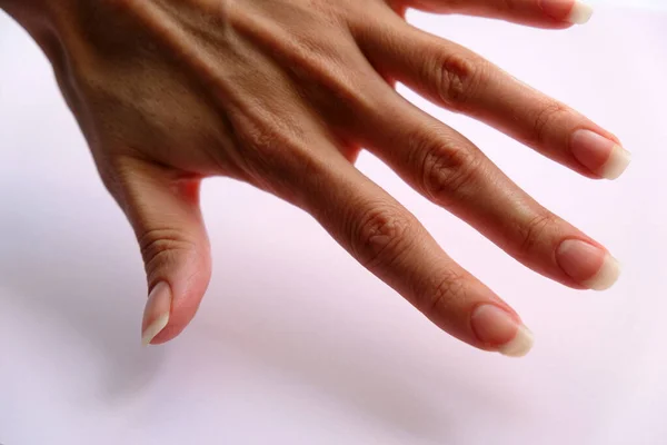 Vrouwelijke Hand Een Witte Achtergrond Vingers Met Lange Nagels Hand — Stockfoto