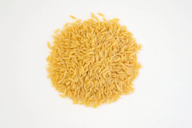 Beyaz tepsi manzaralı İtalyan usulü makarna. Küçük pirinç şeklinde sert makarna yakın çekim. Risotto ve salata için makarna.