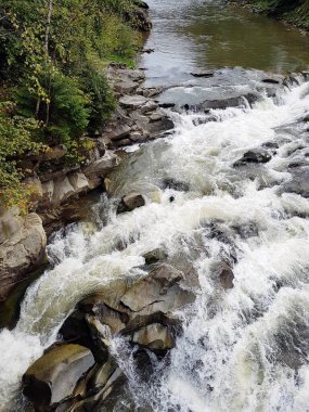 Sonbaharda nehirde güçlü su akıntıları. İlkbaharda nehir taşı akıntısı olur. Nehir dağ deresi dolmuş. Rahatlama bir nehir akışıdır..