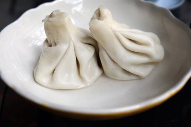 Tabakta iki Gürcü khinkali. Georgia 'da geleneksel yemekler. Lezzetli Gürcü yemekleri.