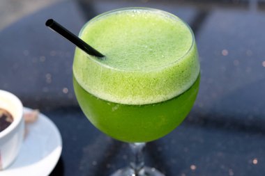 Nane ve limonlu ev yapımı limonata. Naneli ve narenciye meyveli lezzetli içecekler. Limonata harika bir susuzluk gidericidir..