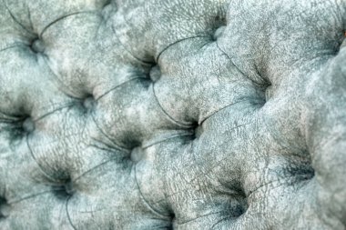 Düğmeleri olan bir kanepe parçası. Kumaş kaplı kanepe ve düğmeler arka planda. Mobilyalar çok şık..