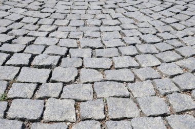 Taş yolun üst manzarası kapalı. Eski granit kaldırım. Gri kare kaldırım taşı, klasik grunge dokusu, arkaplan.