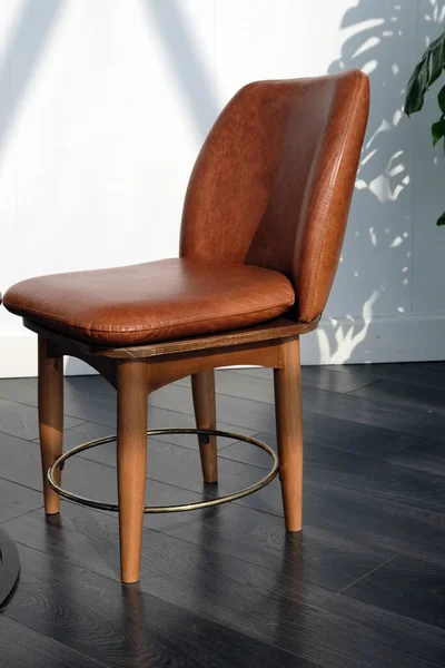 Tahta Bacakların Üzerinde Kahverengi Deri Sandalye Yakın Plan Beyaz Arka — Stok fotoğraf