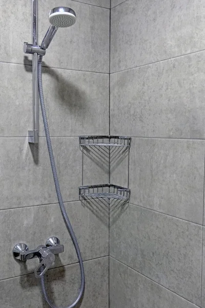 Zuhanyfülke Szürke Csempékkel Faucet Tömlő Zuhanyfej Sarokpolc Fémrudakból — Stock Fotó