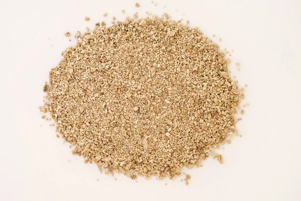 Vermikülit kesir 0.5 cm üst görünüm. Beyaz arka planda, dünyanın kabuğundan çıkan vermikülit minerali. büyük tabak kristalleri altın sarısı ya da kahverengi