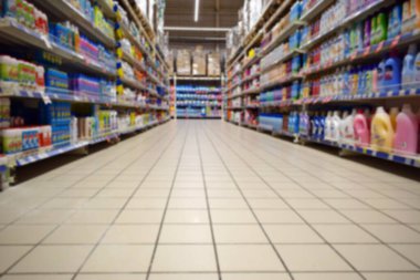 Süpermarket alt görünümündeki rafın bulanık arkaplanı. Raflı bölüm. Hipermarkette insanlar olmadan ev yapımı kimyasallar.