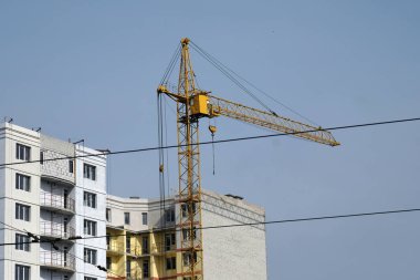 Turna ve gökyüzüne karşı bina. Çok katlı bir kompleks inşa etme süreci.