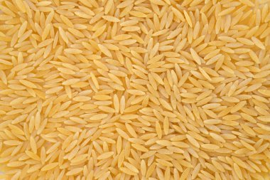 İtalyan makarna arkaplan manzaralı. Küçük pirinç şeklinde sert makarna yakın çekim. Risotto ve salata için makarna.