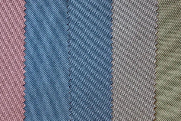 パステルカラーの生地のサンプル 濃い生地のグレーと青の部分をクローズアップ 合成繊維製の軽量生地 ナイロンまたはポリエステル — ストック写真