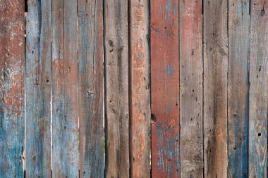 Ahşap gri arka plan. Kahverengi, gri, kırmızı, mavi ahşap doku. Dikey olarak yakın planlanmış ahşap tahtalar. Gri ve açık mavi tahta dikey tahtalar.