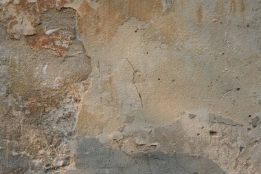 Eski soyulmuş beton duvar arka planı. Duvarda Stucco dokusu var. Çatlak Çatlamış Kabataslak Yüzey