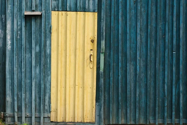 Yellow Wooden Door Background Dark Blue Boards Wooden Fence Peeling — Stock Photo, Image